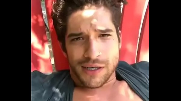 Tyler posey mostrando a tatoo sensualizando!