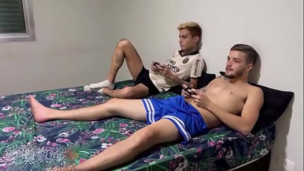 Meu Primo Veio Jogar Futebol e Acabei Abrindo o Cuzinho Apertado Dele