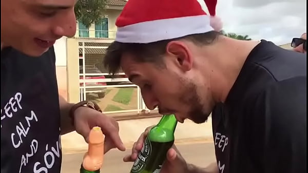 TREINANDO BOQUETE NA GARRAFA DE HEINEKEN COM AMIGO