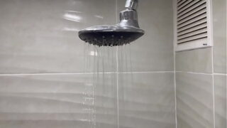 Mi amigo me espía mientras me baño