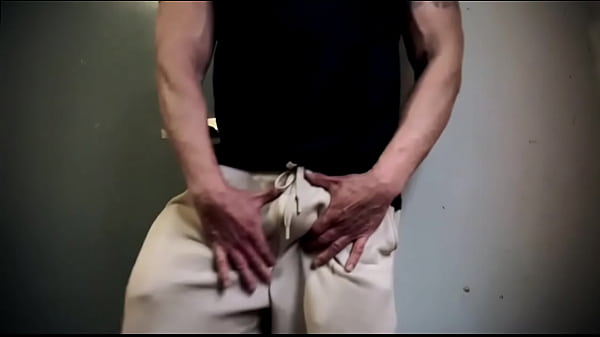 Heterosexual mexicano sale del gym a grabar porno gay jugando con un plátano en su garganta y picándose el culo